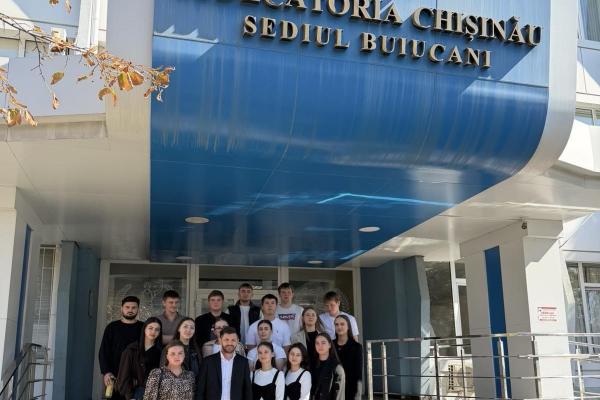 Experiență practică în sistemul judiciar: studenții Academiei au vizitat Judecătoria Chișinău