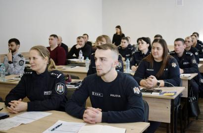 Curs de formare organizat de reprezentanţii Centrului Internaţional ,,La Strada” imaginea 1