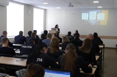 Curs de formare organizat de reprezentanţii Centrului Internaţional ,,La Strada” imaginea 5