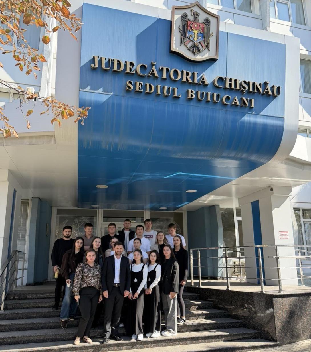 Experiență practică în sistemul judiciar: studenții Academiei au vizitat Judecătoria Chișinău